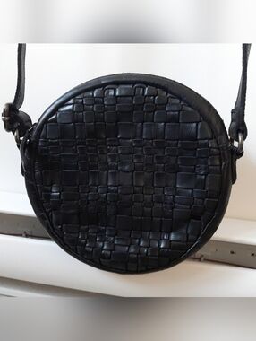 Vilenca Woven Round Crossbody Bag in Black Leather